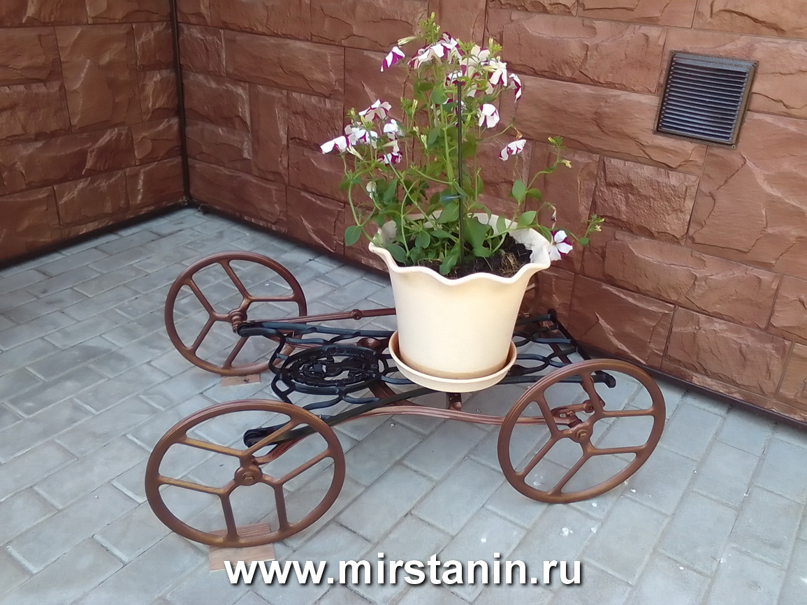 Подставка под цветы из элементов станины от швейной машины